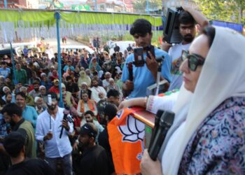 “Dynasts gave bloodshed to Kashmir, BJP gifted peace and prosperity”: Darakhshan