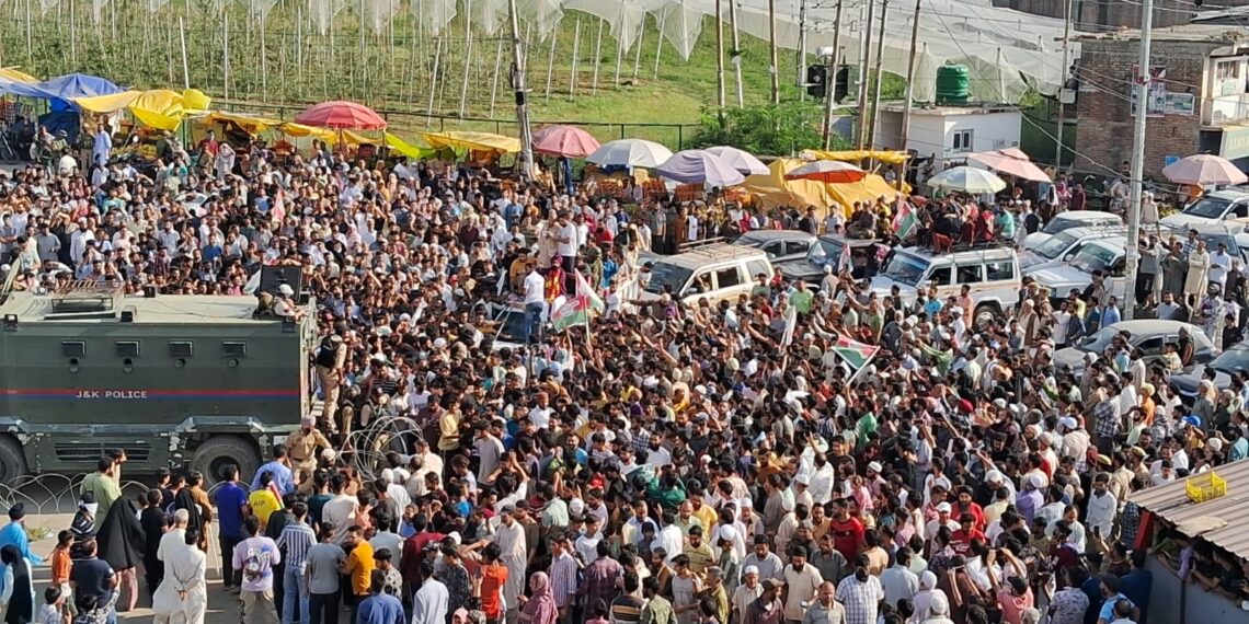 AIP founder Er. Rashid leads mega roadshow in Tral