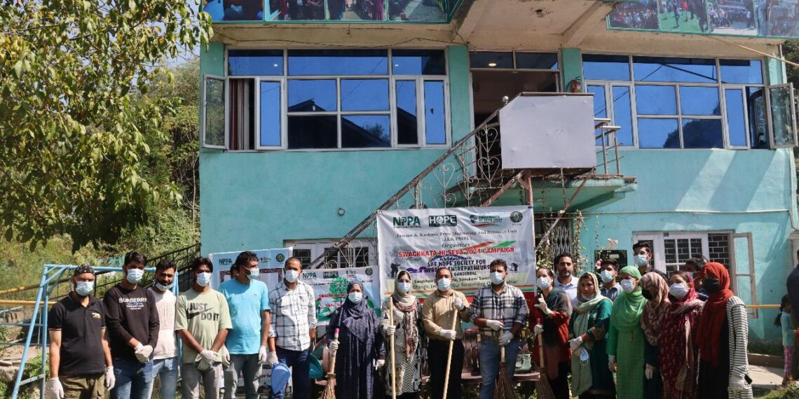 Ahat-e-Waqar Ganderbal, Distt Admin, JK Price Monitoring Unit celebrate Int’l Day of Older Persons