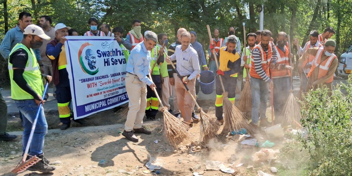 Gandhi Jayanti Celebrations: Director ULB Kashmir Ikramullah Tak Reviews Cleanliness Drive in Tral