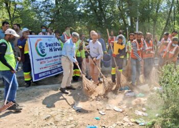 Gandhi Jayanti Celebrations: Director ULB Kashmir Ikramullah Tak Reviews Cleanliness Drive in Tral