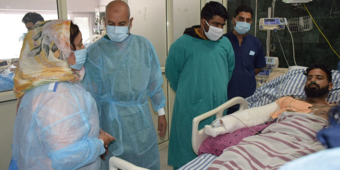 Sakeena Masood visits SKIMS, takes stock of well being of injured persons of Gagangeer attack