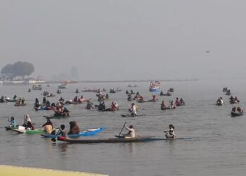First-Ever Traditional Boat Race for women held in Dal Lake Srinagar