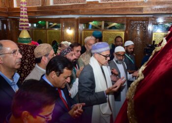 Chief Minister Omar Abdullah pays obeisance at Charar-i-Sharief on Urs of Sheikh Nooruddin Noorani (RA)