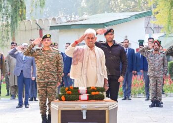 Lieutenant Governor Shri Manoj Sinha laid wreath and paid homage to Rfn Jeevan Singh, Rfn Kaisar Ahmad Shah, and Defence Porters Mushtaq Ahmad Chowdary and Zahoor Ahmad Mir, who laid down their lives for the nation