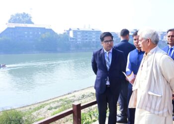 Lt Governor inspects progress of key infrastructure, Smart City projects of Srinagar