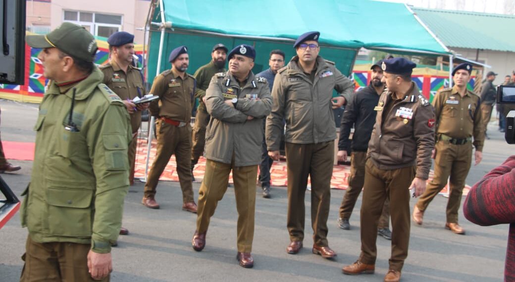 IGP Kashmir visits district Shopian, reviews crime and security