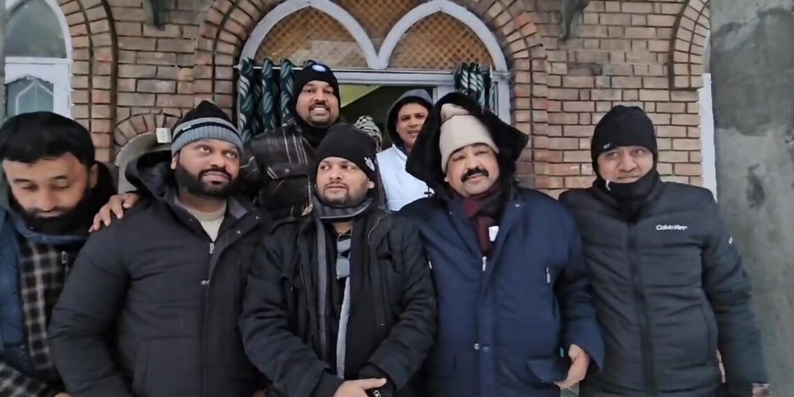 Stranded Tourists Praise Gund Ganderbal Residents for Life-Saving Hospitality