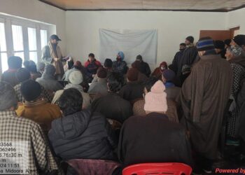 DDC Member Dr. Harbaksh Singh Chairs Gram Sabha at Midoora Tral