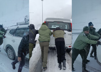 Police extend helping hand to the needy amid heavy snowfall in Ganderbal
