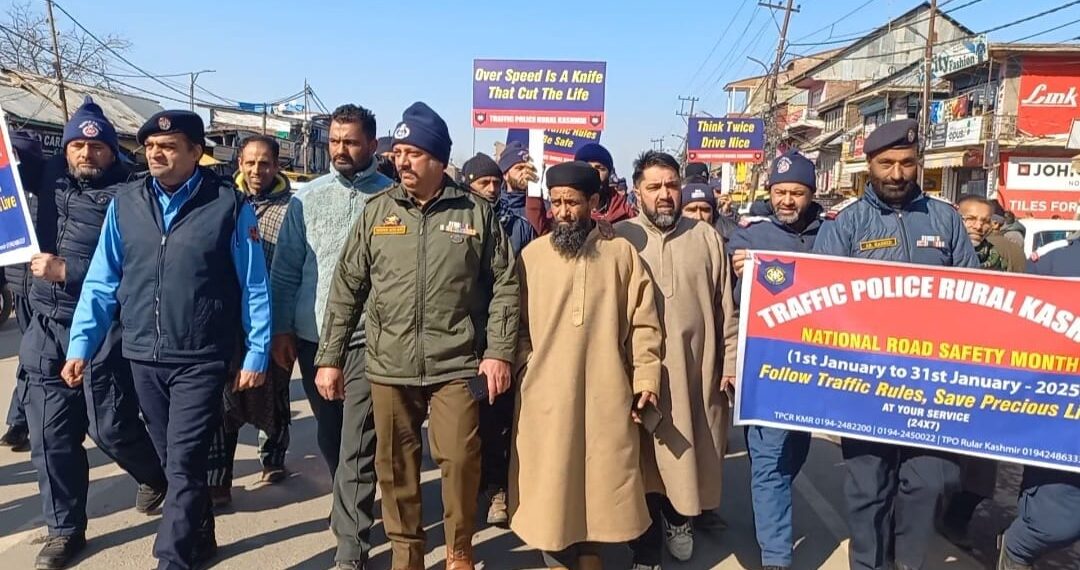 Traffic Police hold road safety awareness drive in Qazigund 