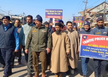 Traffic Police hold road safety awareness drive in Qazigund 
