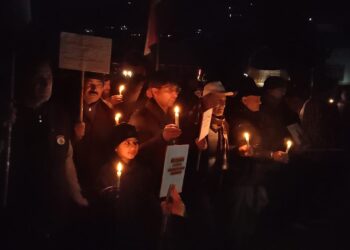 Locals in Teetwal Kupwara Hold Candlelight March to Condemn Killing of Retired Army Personnel in Kulgam