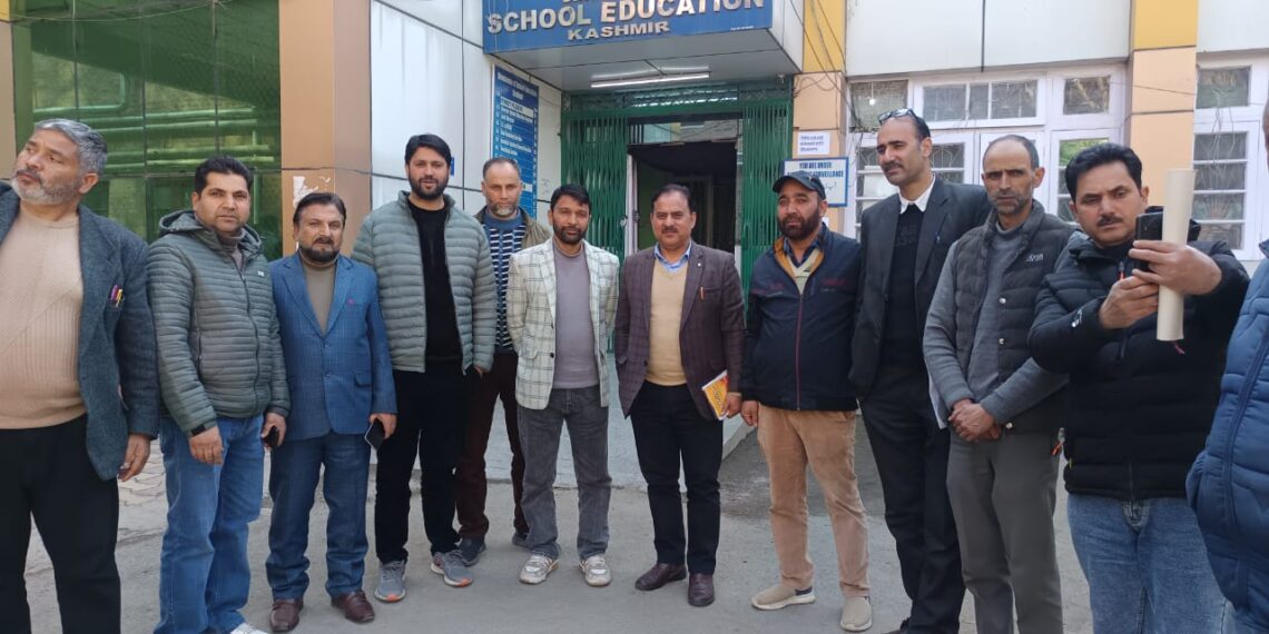 J&K Teachers Forum Calls on DSEK Dr. G.N. Itoo, Submits Memorandum, and Declares War Against Corruption