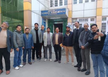 J&K Teachers Forum Calls on DSEK Dr. G.N. Itoo, Submits Memorandum, and Declares War Against Corruption
