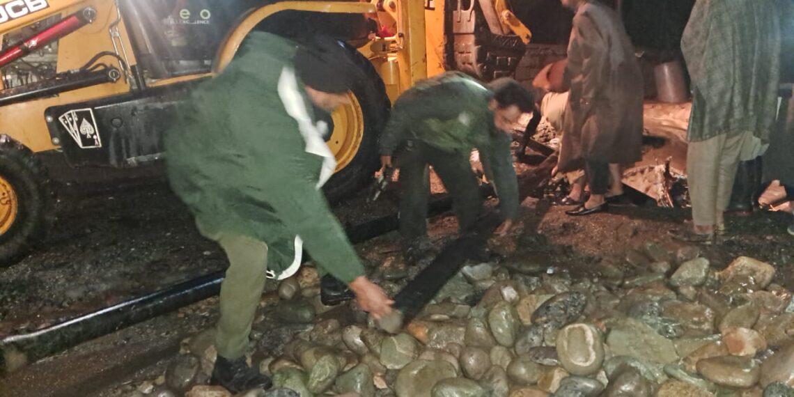 Inclement Weather: Police provides helping hand to the needy in Kulgam
