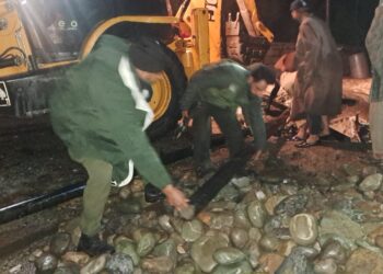 Inclement Weather: Police provides helping hand to the needy in Kulgam
