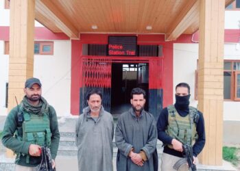 Awantipora Police apprehended two extortionists posing as Police Officers
