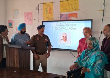 Blossom Kochhar Aroma Magic Inaugurates Smart Classroom at GHS in Rathsuna Tral