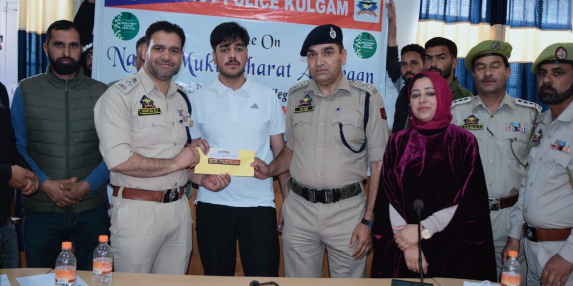 Kulgam Police organises awareness programme on “Nasha Mukht Bharat Abhiyaan” at GDC Kulgam