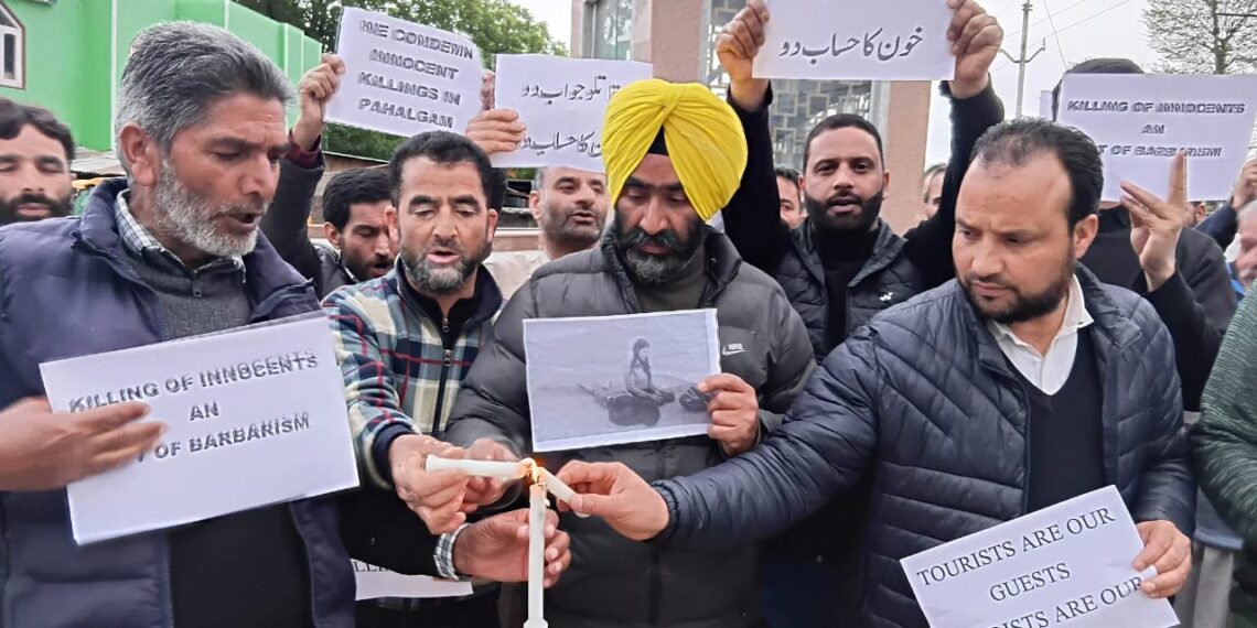 Jammu and Kashmir Teachers Forum Holds Candlelight Vigil to Mourn Baisaran Pahalgam Victims