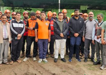 DC Baramulla conducts extensive visit of Uri; reviews relief measures for shelling affected people