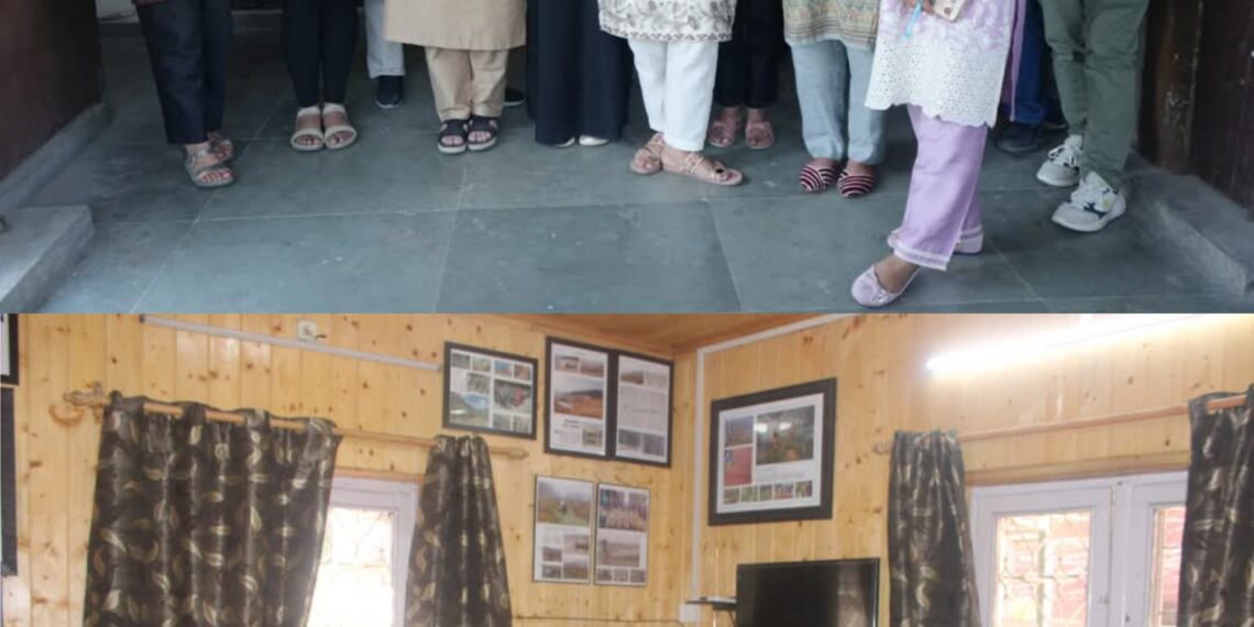IUST’s media students visit Kashmir Observer, The Hindu offices 