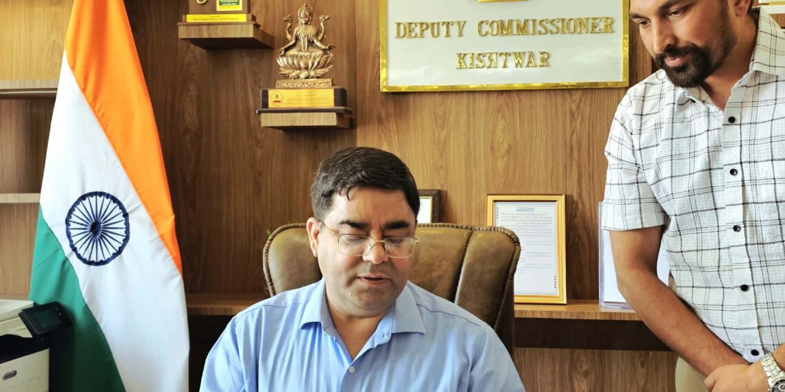 Families of 4 road accident victims paid compensation at Kishtwar