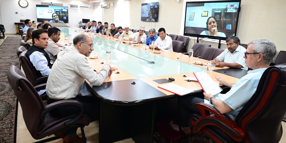 Houseboat Association, Dal dwellers call on CM Omar Abdullah; flag long-pending issues