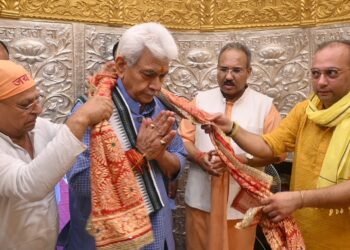Lieutenant Governor pays obeisance at Daati Maa Dev Sthan in border village of Changiya, Arnia Jammu