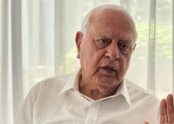Dr. Farooq Abdullah interacts with shopkeepers, traders at Dalgate