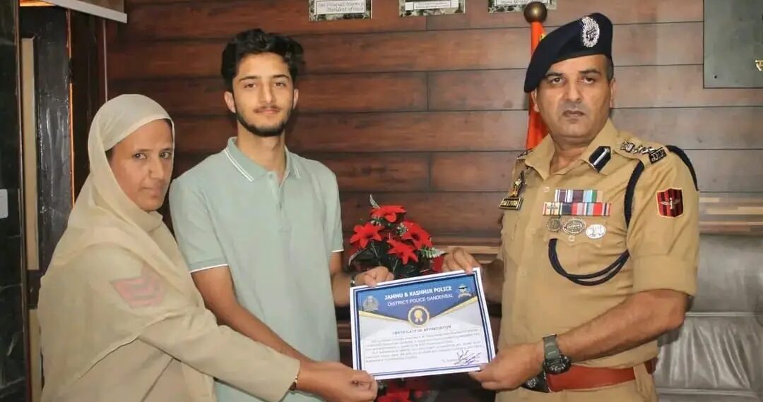 SSP Ganderbal Felicitates NEET Topper from Police Family
