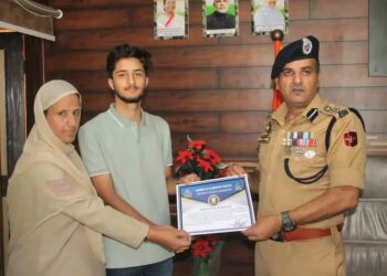 SSP Ganderbal Felicitates NEET Topper from Police Family