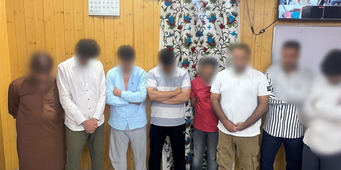 08 gamblers arrested in Tral