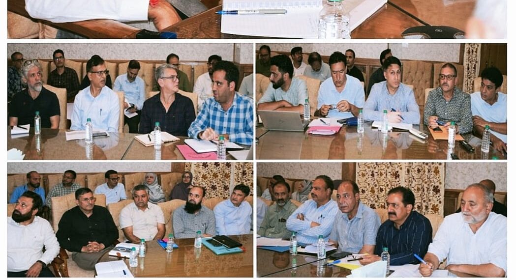Div Com Kashmir reviews status of Srinagar Smart City projects