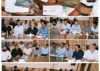 Div Com Kashmir reviews status of Srinagar Smart City projects