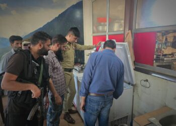 Police Conduct Market Checking Drive in Tral to Ensure Food Safety and Fair Pricing