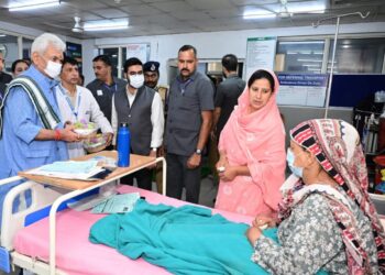“Sewa Pakhwada”: Lieutenant Governor visits JLNM Hospital Rainawari in Srinagar