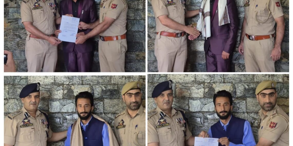 SSP Ganderbal Shri Khalil Ahmad Poswal-JKPS felicitates 02 Journalists for Examplary Journalism