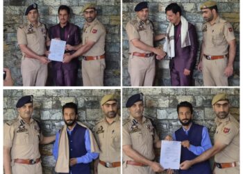 SSP Ganderbal Shri Khalil Ahmad Poswal-JKPS felicitates 02 Journalists for Examplary Journalism