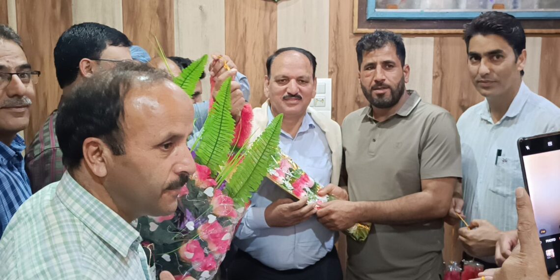 Engineers Bid Heartfelt Farewell to Executive Engineer Mohammad Maqbool Naik at Awantipora