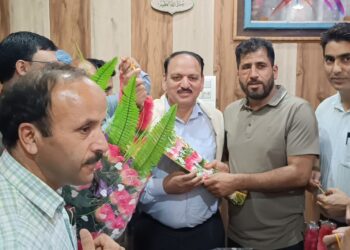 Engineers Bid Heartfelt Farewell to Executive Engineer Mohammad Maqbool Naik at Awantipora