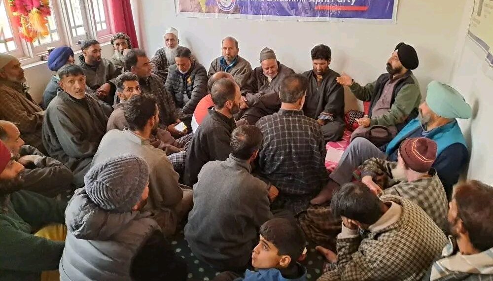 New Members Join Apni Party as Dr. Harbaksh Singh Chairs Key Meeting in Tral