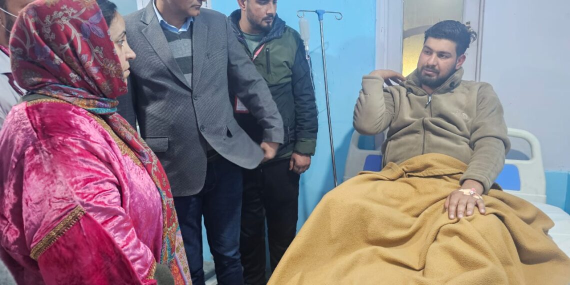 Sakeena Itoo visits Ujala Cygnus Hospital, enquires about wellbeing, treatment of injured persons of Nowgam explosion
