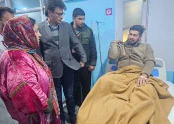 Sakeena Itoo visits Ujala Cygnus Hospital, enquires about wellbeing, treatment of injured persons of Nowgam explosion