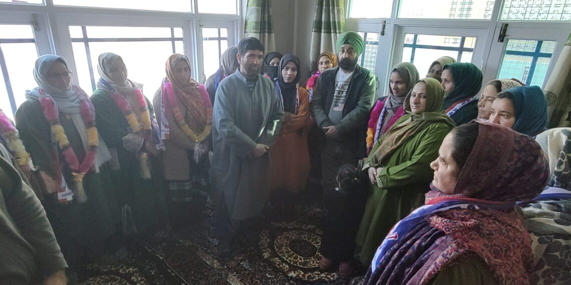 Apni Party Organises Workers’ Meeting and Joining Programme at Awantipora