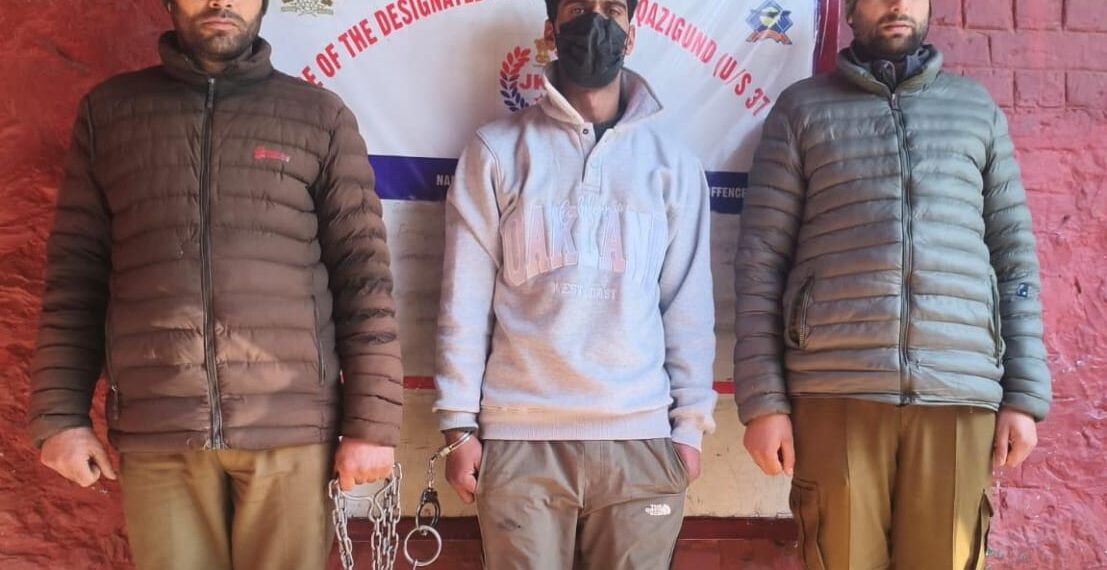 Kulgam Police arrests a drug peddler and recovered contraband substance from his possession