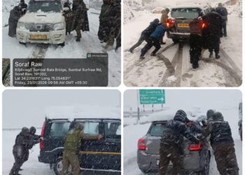 Police extends helping hand to tourists and general public amid heavy snowfall in Ganderbal