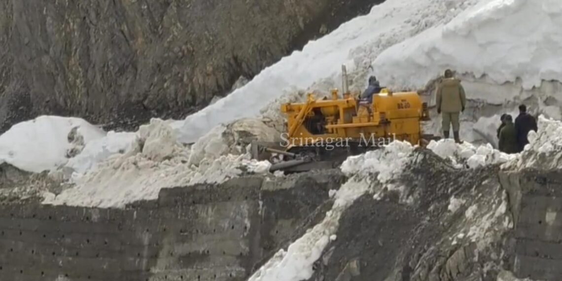 7 Dead, 5 Injured as Avalanche Hits Vehicle at Zojila Pass