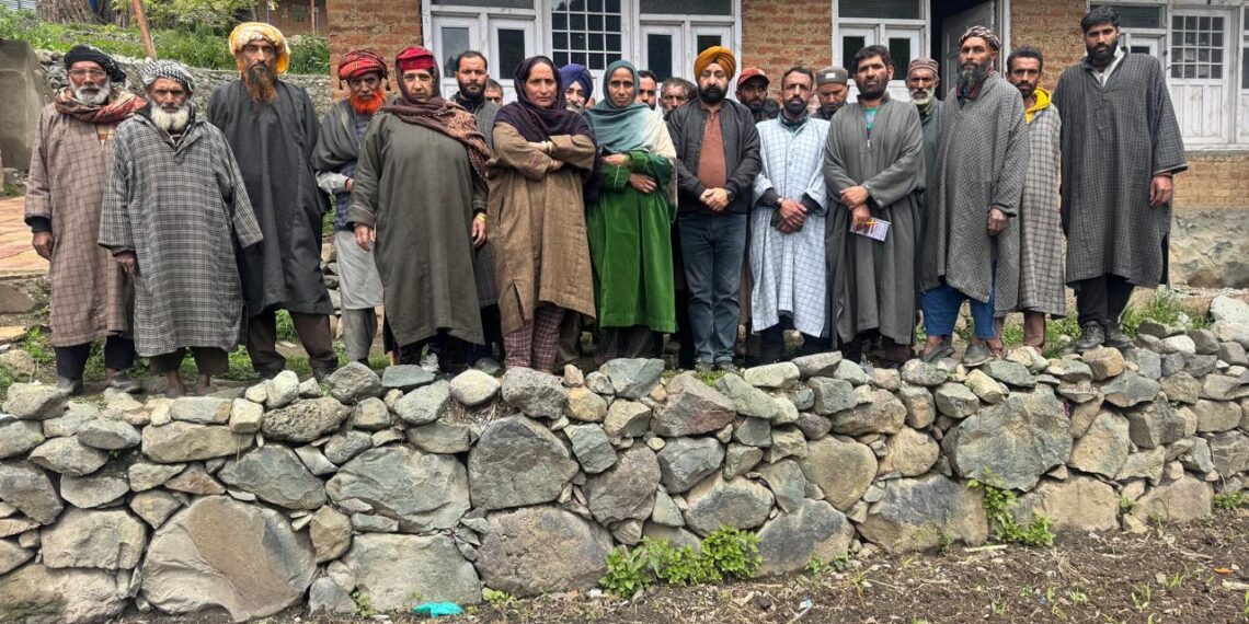 Apni Party intensifies outreach in Tral, interacts with workers and local residents